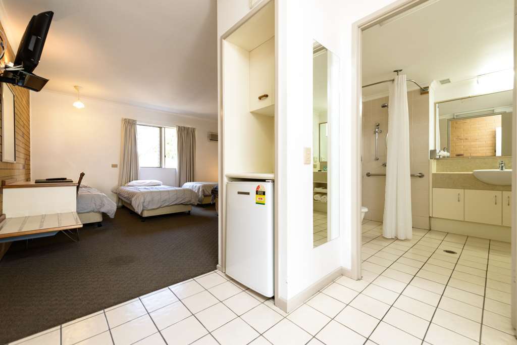 Wild Scotsman Motor Inn Gin Gin Qld Room photo
